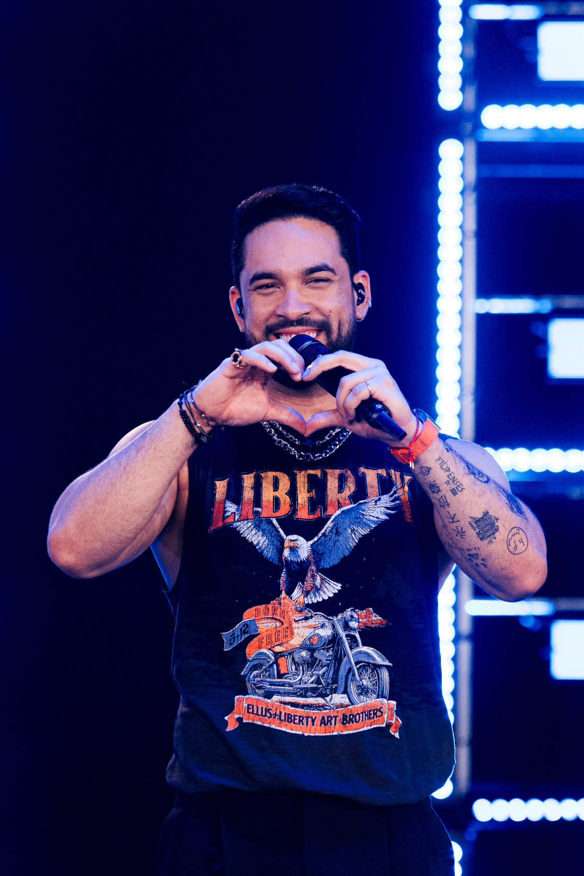 Saiu! O clipe de “Cabelo Molhado” já está disponível no meu canal do YouTube! Mais uma faixa especial do meu DVD Paralelos. Corre lá assistir! 🎥💙