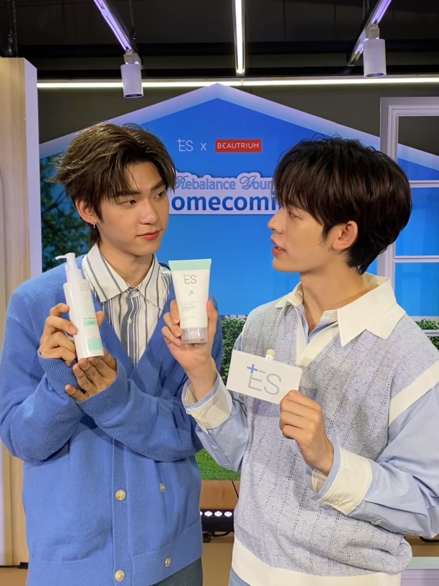 ES พาชมบรรยากาศในงาน Rebalance Your Skin: Homecoming พร้อมต้อนรับ 30 Lucky Fans กลับบ้านมาดูแลผิวให้บาลานซ์กับพี่ป๋อและน้องตี๋ตี๋ 🥰  งานนี้จัดเต็มความสนุกสุด Exclusive เสิร์ฟความน่ารักตลอดทั้งงานไปเลยย ✨ #ESxTeeTeePor #RebalanceYourSkinHomecoming #ES #ESThailand #ESSkincare #ESxBEAUTRIUM #TeeTeePor #ป๋อตี๋ตี๋ #Porsuppakarn #twnpich