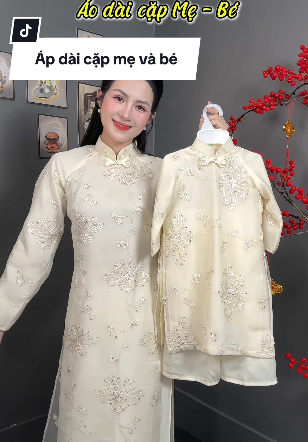 Áp dài cặp mẹ và bé của nhà Timeo. Áo dài 2 lớp đính kết và thêu xinh quá đi. Lên form ưng hết nước chấm. Gu tiểu thư thì các mom thử nha. #aodaicap #aodaitet #aodaimebe #tet2026 #aodai 