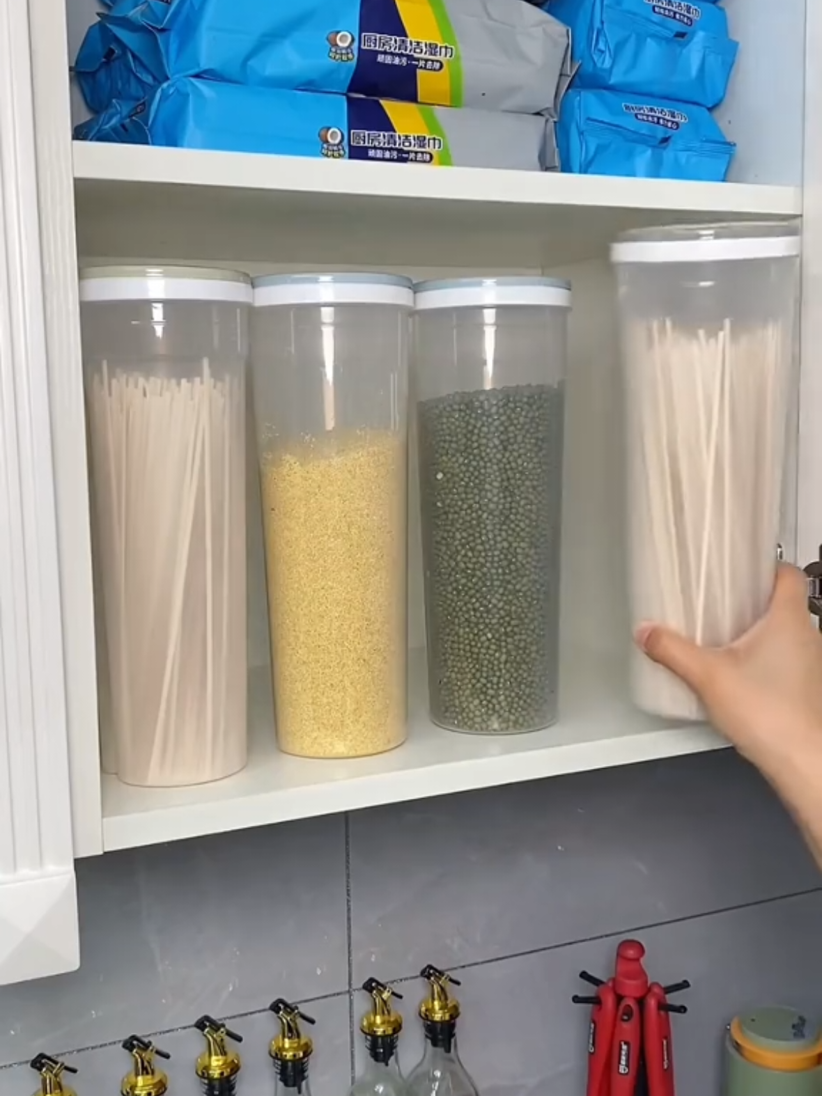 Noodle Storage Container—quick, easy, and moisture-proof for everyday kitchen use!   ✅ Perfect for unfinished noodles—keeps them fresh without hassle   ✅ Moisture-proof seal—prevents sogginess and extends shelf life   ✅ Multi-purpose design—also great for rice, grains, snacks, or other kitchen essentials   ✅ Durable and food-grade material—safe for long-term storage   ✅ Convenient and practical—ideal for busy households or meal prep setups   Tunay na #KitchenEssentials must-have para sa organized, fresh, at hassle-free na kusina!   VeryConvenientAndPractical #FoodStoragePH #PracticalGoodsPH #MoistureProofContainer #HomeCookingPH 