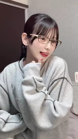 11/14(金)発売のFRIDAYに、1年ぶりに登場しています！！！ 初グラビアの大反響を受けて、またこうして皆さまに作品を届けられること、とても幸せに感じています！！！ 今回はメガネもカラコンも外し、これまでの“印象”から一歩離れた姿で向き合いました。 前回の大きな反響がきっかけとなり、今回は細居幸次郎さんに撮影をしていただきました。 “自然”をテーマに、海や古民家、日差しや風の中で、ありのままの表情を写していただきました！ デジタル写真集と動画も同時公開です。 新しい私を、ぜひ受け取ってください。#FRIDAY #グラビア 