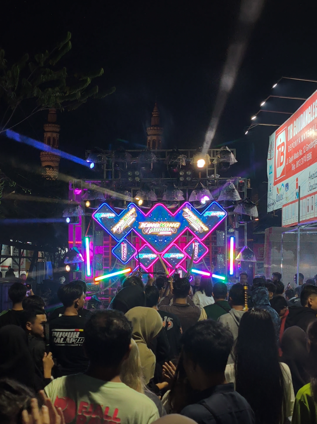 Sound asek asek e lumajang💃 @kingkongaudio #pesonagondanglegi #gondanglegi #malang24jam #viralfyp #fyp @qimaxxx_videotronbalap 