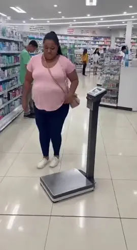 A balança da farmácia não aguentou o impacto da beleza! 💅 O buraco é mais embaixo e eu descobri o subsolo do estoque de shampoo 😂😂😂 Mas tô bem, galera! Quem mais já sentiu a balança te 'puxar' de volta pra casa? 😅 #Pegadinha #ViralBrasil #AconteceuComigo #Farmacia #DesafioDaBalança