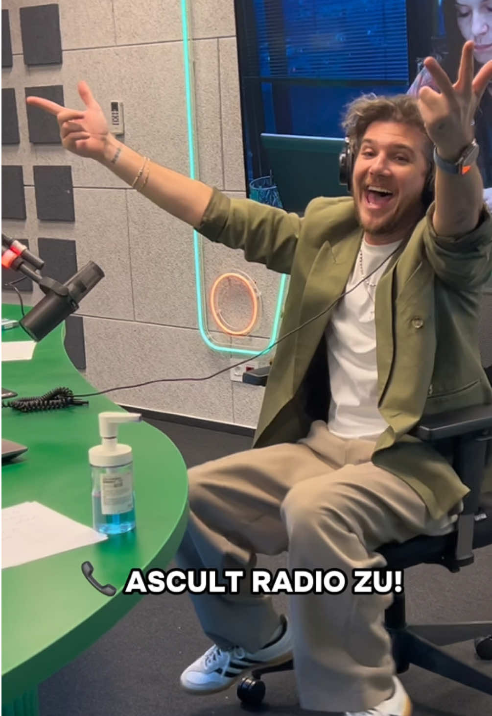 Așa se intră în weekend: cu 800 de euro de la ZU! 🥳 Felicitări, Adrian!  #PopescuSiCuza ▶️ #AscultRadioZU #concurs