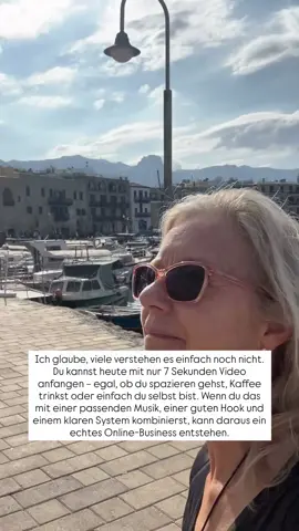 Ich empfehle Produkte und Services, die ich selbst nutze und liebe. Ich teile sie online – nur mit meinem Handy – und baue mir so Schritt für Schritt ein digitales Einkommen auf. Mein „Traumjob“ ist heute keiner im klassischen Sinn. Ich arbeite ortsunabhängig, in meinem eigenen Rhythmus und auf meine Art. Kein Büro, kein Chef – nur mein Handy, mein Wissen und ein System, das funktioniert. Ich hätte nie gedacht, dass das möglich ist. Aber genau das zeigt, wie sehr sich die Welt verändert hat. Wenn du wissen möchtest, wie das funktioniert, kommentiere „INFO“ 💌 Dann zeige ich dir, wie du dir dein eigenes digitales Einkommen aufbauen kannst – auch ohne Vorerfahrung und neben deinem Job. Online  #digitalesbusiness #frauenab40 #neuanfang #selbstbestimmt