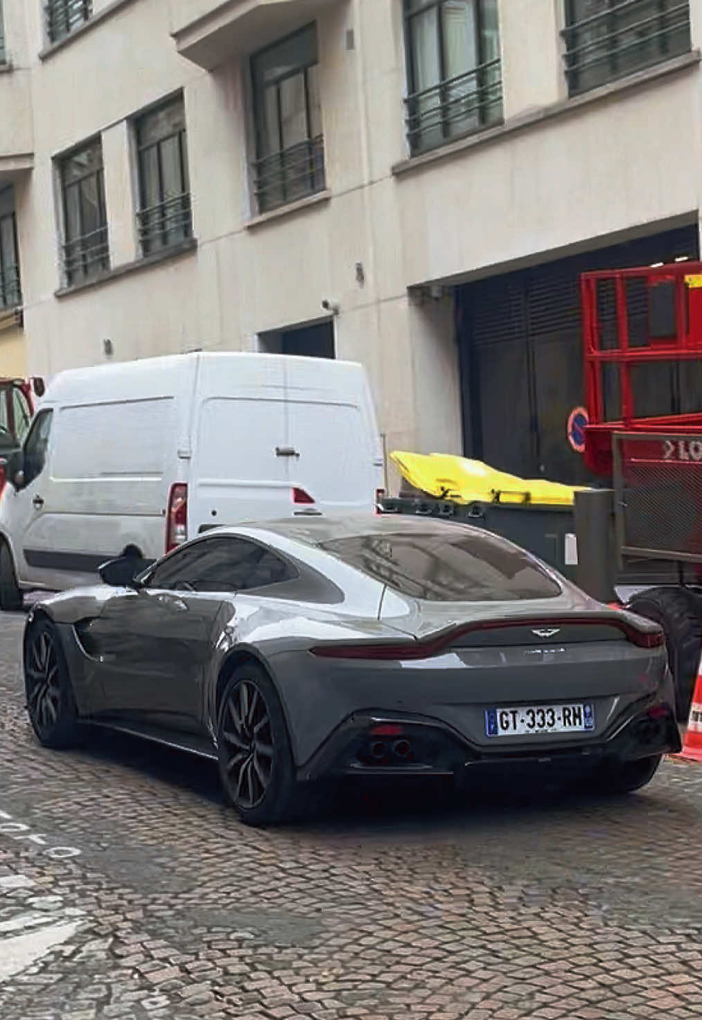 Une journée normal à Paris….  #astonmartin #carspotting #caraddict #luxurycars #cartok 