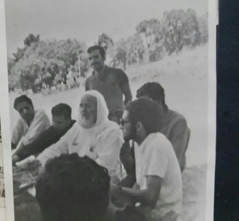 #من_جميل_الذكريات ..  بالنسبة للعلامة الألباني .. كنت منخرطا في الجمعية الإسلامية في مدريد مع نخبة من شباب الإسلام  غالبهم من سوريا والمغرب وفلسطين ،ووجهنا دعوة للشيخ الألباني عن طريق أستاذنا عصام العطار  سنة 1972، فحضر إلى إسبانيا رفقة أستاذنا زهير الشاويش رحم الله الجميع. فمن مدريد إنطلقنا في رحلة دعوية شملت فالنسيا ، إشبيلية ، ثم غرناطة ،هناك أقمنا مخيما دعويا وألقى الشيخ محاضرة في مؤتمر اتحاد الطلبة المسلمين ..ايضا في غرناطة   ~الحديث حجة بنفسه في العقائد والأحكام~ المشهورة ..🌹 كتبه: فضيلة الشيخ الدكتور محمد أشرف حفظه الله... هذه الصور من المخيم الدعوي في مدينة غرناطة...