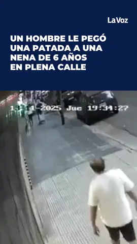 COMPROBARON QUE TENÍA CARNET DE DISCAPACIDAD⚫ Un hombre que portaba un carnet de discapacidad le pegó una patada en el pecho a una nena de apenas seis años que estaba junto a su madre, en plena calle en Palermo. Tras el ataque, un policía que vio el dramático hecho retuvo al agresor pero finalmente lo dejó ir minutos después porque comprobó que tenía un carnet de discapacidad.