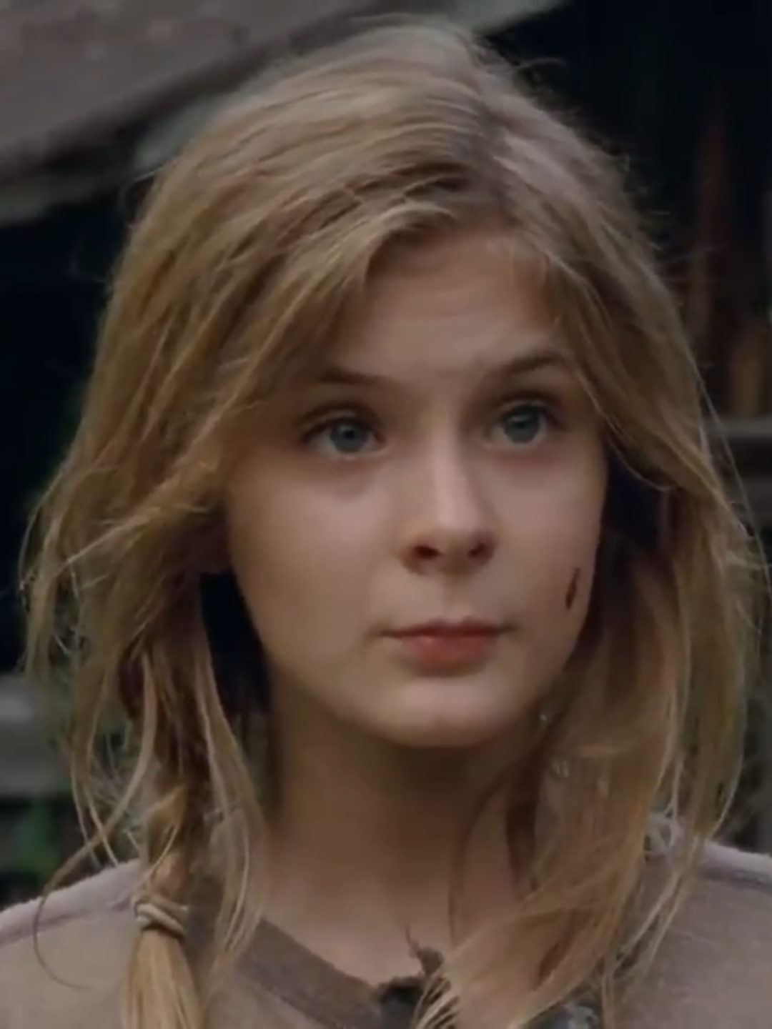 In honor of us revisiting The Grove for this Sunday's #WalkingDead podcast, let's take a look back at this shocking scene where Lizzie kills Mika 😱😬  #michonnegrimes, #the walking dead lee #rickgrimes #twd #dark #carl