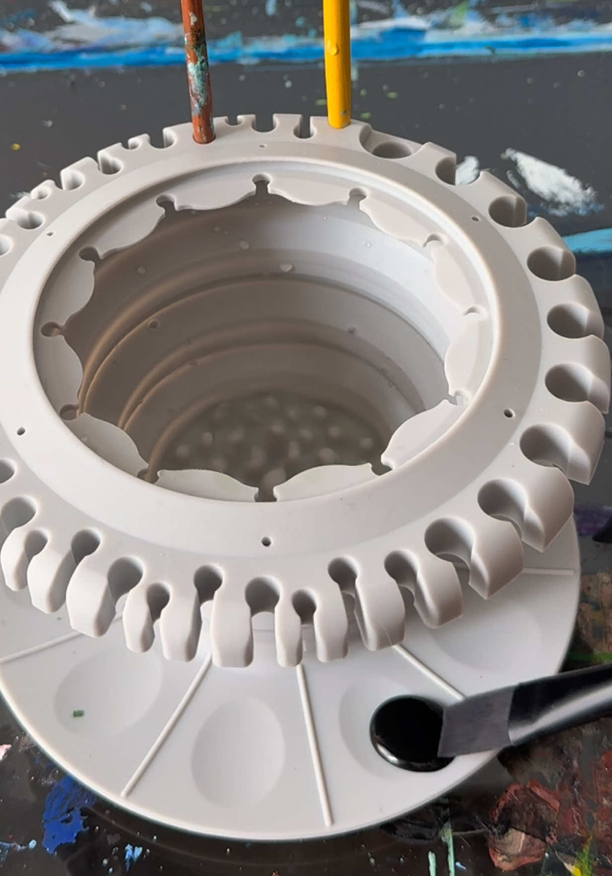 Holds a lot of paint brushes too😳 