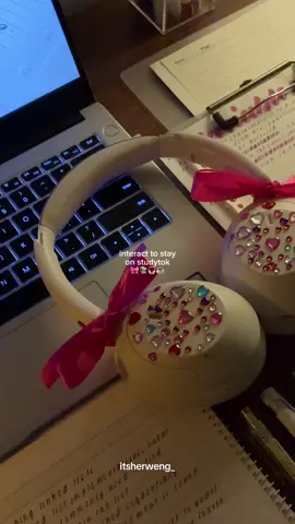 commenting to stay on studytok 👩🏻‍💻📓💻 headphones: iKF T3 from @ikfglobal  #studytokphilippines #studymotivation #academicvalidation #academicweapon #motivatingstudyvlog 