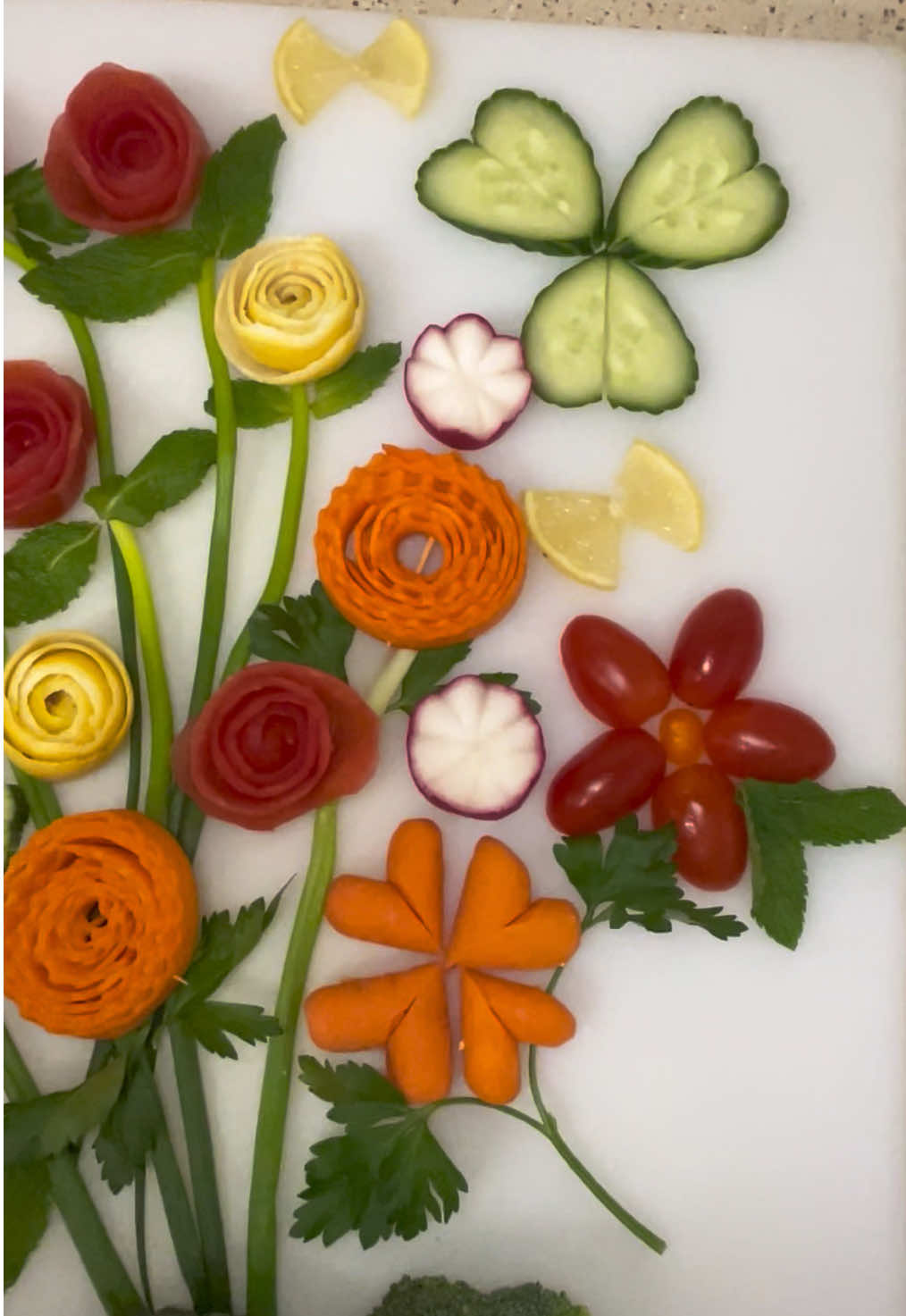 اذا زوجك صارلو زمان موهاديكي ورد 😉🌷 فوتي عمطبخك نعملها سوا واهديها لنفسك وكليها😂😜المهم ياصبايا❤️ احفظن الفيديو عندكن بفيدكن لرمضان🌙 والعزائم🍽️.  #viral #food #رمضان #اكسبلورexplore #ترند 