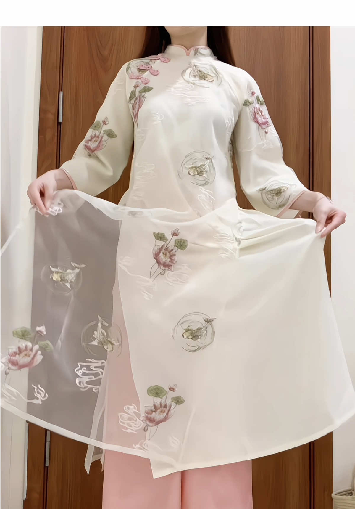 Coá áo dài cinh cho Tết r #annooclothing #aodaicachtan #aodaitet #aodaidamngo #phoidotet 