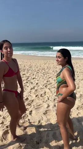 As duas amigas aprontando na praia...#sabadou #beach #viraliza #viral #brazil🇧🇷 