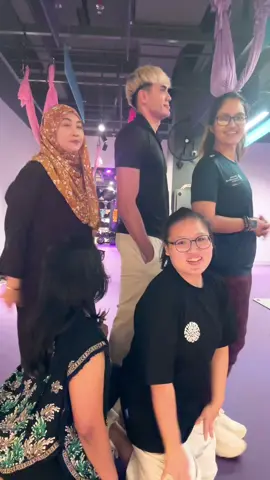 Walaupun Semua tak sync, tapi kiteorg dengan @AisarKhaledd buat tu comel je kan? Heheh🤭