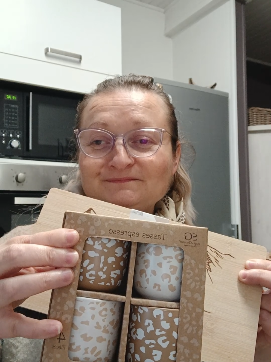 Je suis enfin là pour le concours des 4000 abonnés. J'espere que les petits cadeaux vous plairont. N'oubliez pas d'être abonné à mon compte. Mettre un petit commentaire et Un petit j'aime  #jeuconcours #concours #abonne #cadeaux 