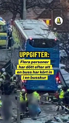En buss har rammat en busskur på Östermalm i centrala Stockholm. Flera personer har dött och flera är skadade, enligt Aftonbladets uppgifter. Vad som orsakat olyckan är oklart. För mer uppdateringar – gå till aftonbladet.se eller Aftonbladets app. #aftonbladet #nyheter #östermalm #stockholm #bussolycka 