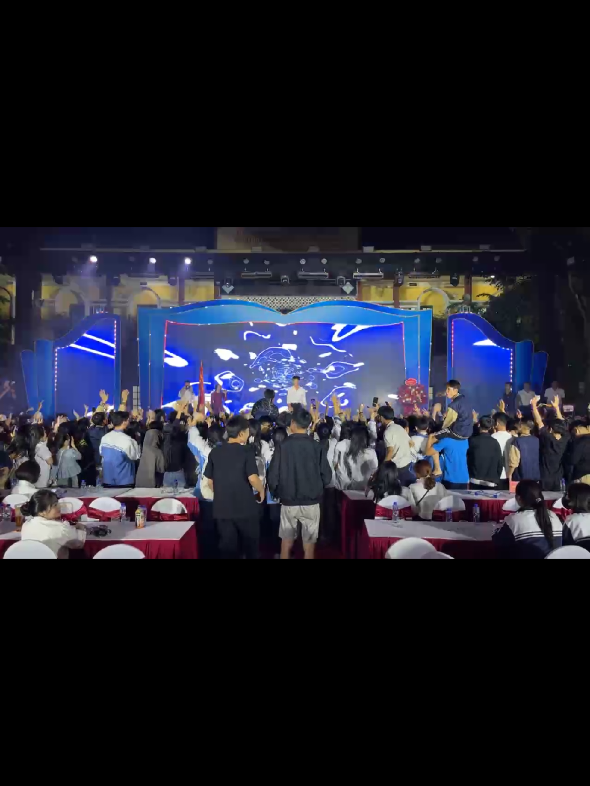 Sơn Tùng M-TP  Flop quá thì ghi tên anh vào 🤣  Vân Nội cùng với tui cháy cỡ này vậy các fen cháy cỡ nào 🔥 #sontungmtp #intro #thptvannoi #xuhuong #fyp 