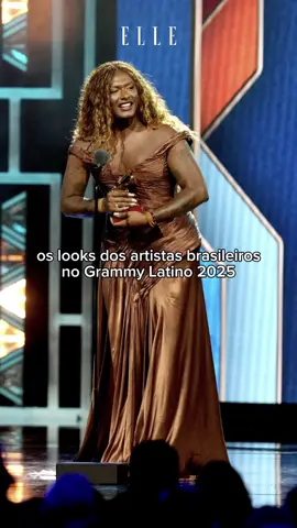 A música e a moda do Brasil marcaram presença em peso na 26ª edição do #GrammyLatino2025. A cerimônia reuniu intérpretes de obras em línguas latinas na noite desta quinta-feira (13.11), em Las Vegas, nos Estados Unidos. Entre os brasileiros presentes estavam João Gomes, com conjunto Riachuelo bordado por Helô Rocha, Luedji Luna, com terno DOD Alfaiataria e sobretudo Alexandre Herchcovitch, Liniker com vestido Andre Betio e outros nomes que, além de conquistarem prêmios em diferentes categorias, também optaram por vestir marcas e designers nacionais no red carpet. Confira no vídeo alguns dos looks que se destacaram na cerimônia.