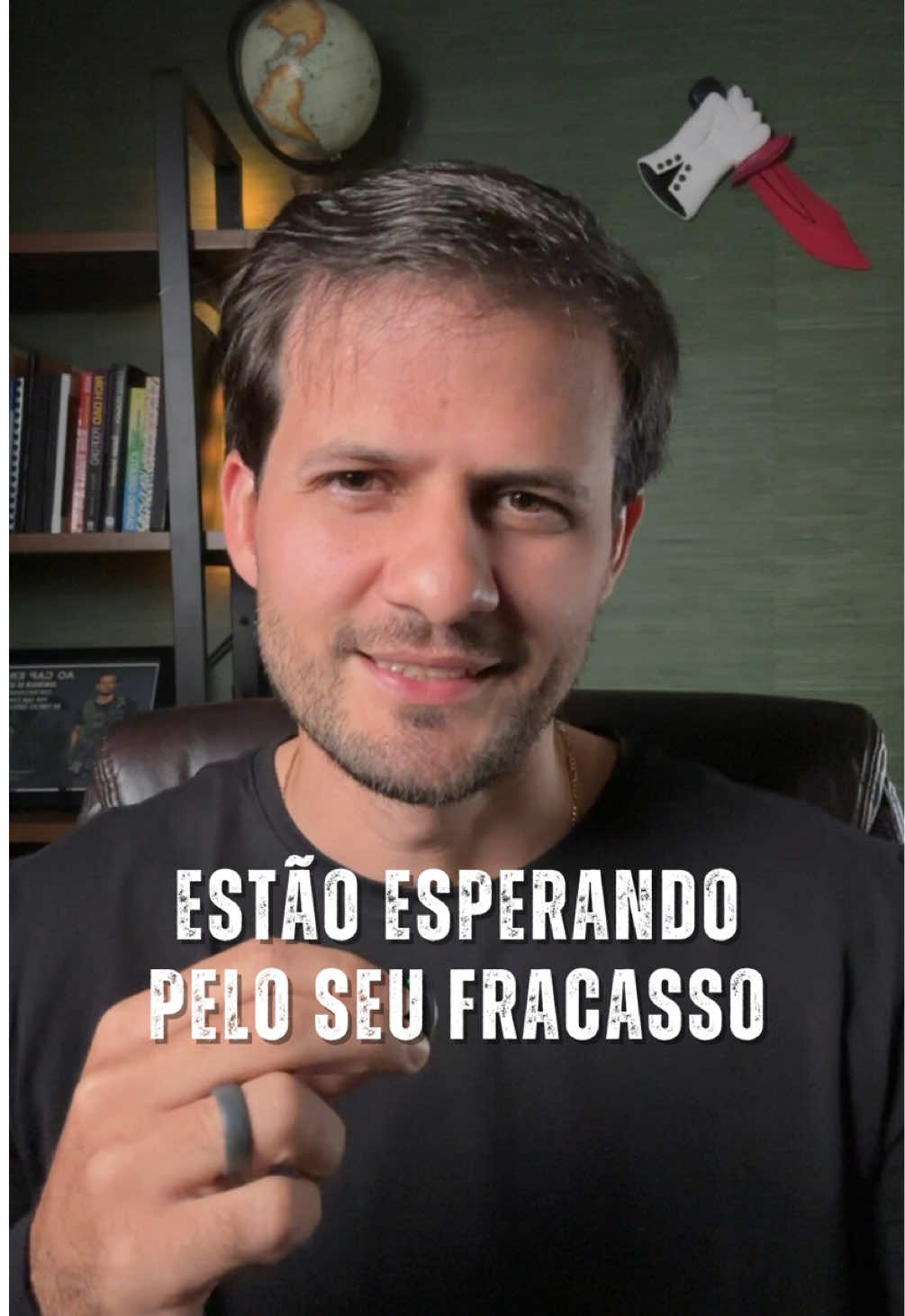 Você já percebeu como tem gente que te observa, mas nunca torce por você?  Gente que assiste tudo o que você posta, sabe cada passo que você dá, mas nunca deixa um like, um comentário, uma palavra de incentivo. Eles não odeiam você. Odeiam o que você representa. Porque cada movimento seu lembra o quanto eles pararam no tempo. Mas o seu trabalho não é provar nada pra ninguém. É continuar. Fazer o que precisa ser feito, mesmo quando ninguém aplaude. Eles estão esperando o seu tombo. Então entrega o contrário. Mostra como é bonito alguém que não desiste e amadurece. Deixa o sucesso fazer o barulho que o silêncio deles nunca teve coragem de fazer. Camiseta preta: @minimalclub . No mês de novembro, todo o site está com até 15% off podendo chegar a 40% de desconto. Use o meu cupom ERNESTOREIS para garantir um desconto ainda maior. Link na bio.  #pensecomoforçasespeciais #ernestoreis #pcfe #mentalidade #motivação