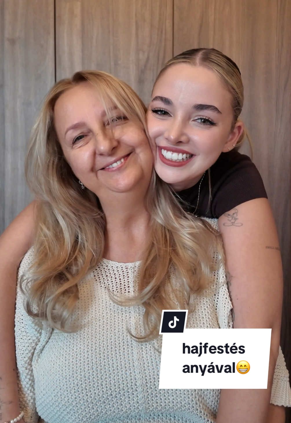 Hirdetés | Anya azt mondta, hogy mostantól mindig a L’Oréal Paris Excellence hajfestéket fogjuk rajta használni! Imádta a végeredményt🥹 Ti bevállalnátok egy ilyen közös programot anyukátokkal?😍 Mi a 8.1-es Világos Hamvasszőke árnyalatot használtuk most! @L’Oréal Paris #loreal #excellence