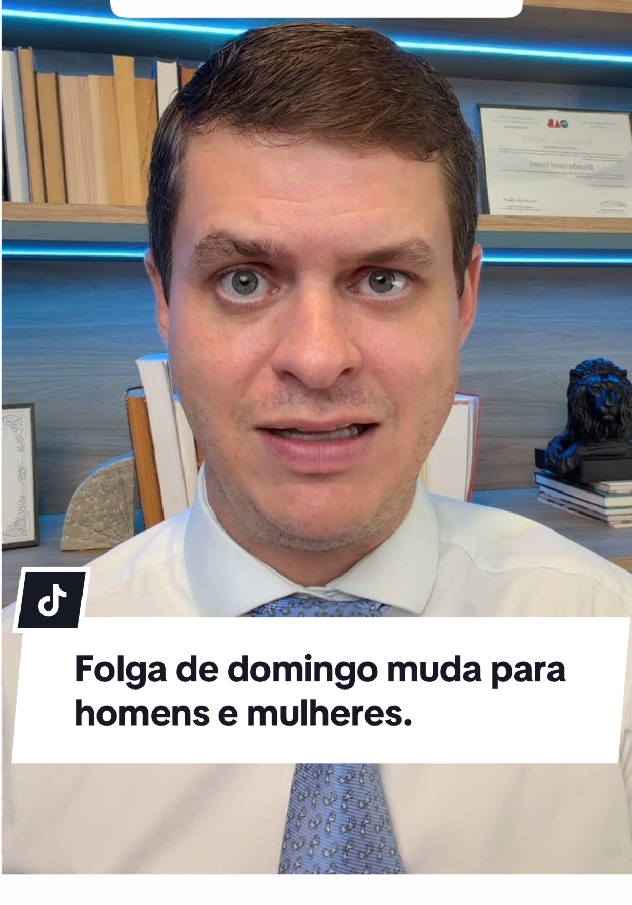 Você sabia que a lei faz distinção entre trabalhadores homens e trabalhadoras mulheres quando o assunto é folga aos domingos? Para as mulheres, a legislação é clara: a folga aos domingos deve ser quinzenal. Isso acontece porque se reconhece que, na prática, muitas trabalhadoras enfrentam dupla jornada — no trabalho e em casa — e, por isso, precisam de maior proteção no descanso semanal. Na regra, elas trabalham um domingo e folgam no seguinte. Já para os homens, embora a lei não imponha a mesma obrigatoriedade quinzenal, a Justiça do Trabalho tem entendido que deve haver, pelo menos, um domingo de descanso por mês, respeitando o equilíbrio da jornada e garantindo convivência familiar. A sua escala tem respeitado essas diferenças e assegurado seus domingos de descanso como manda a lei? #advogado #trabalhador #trabalho