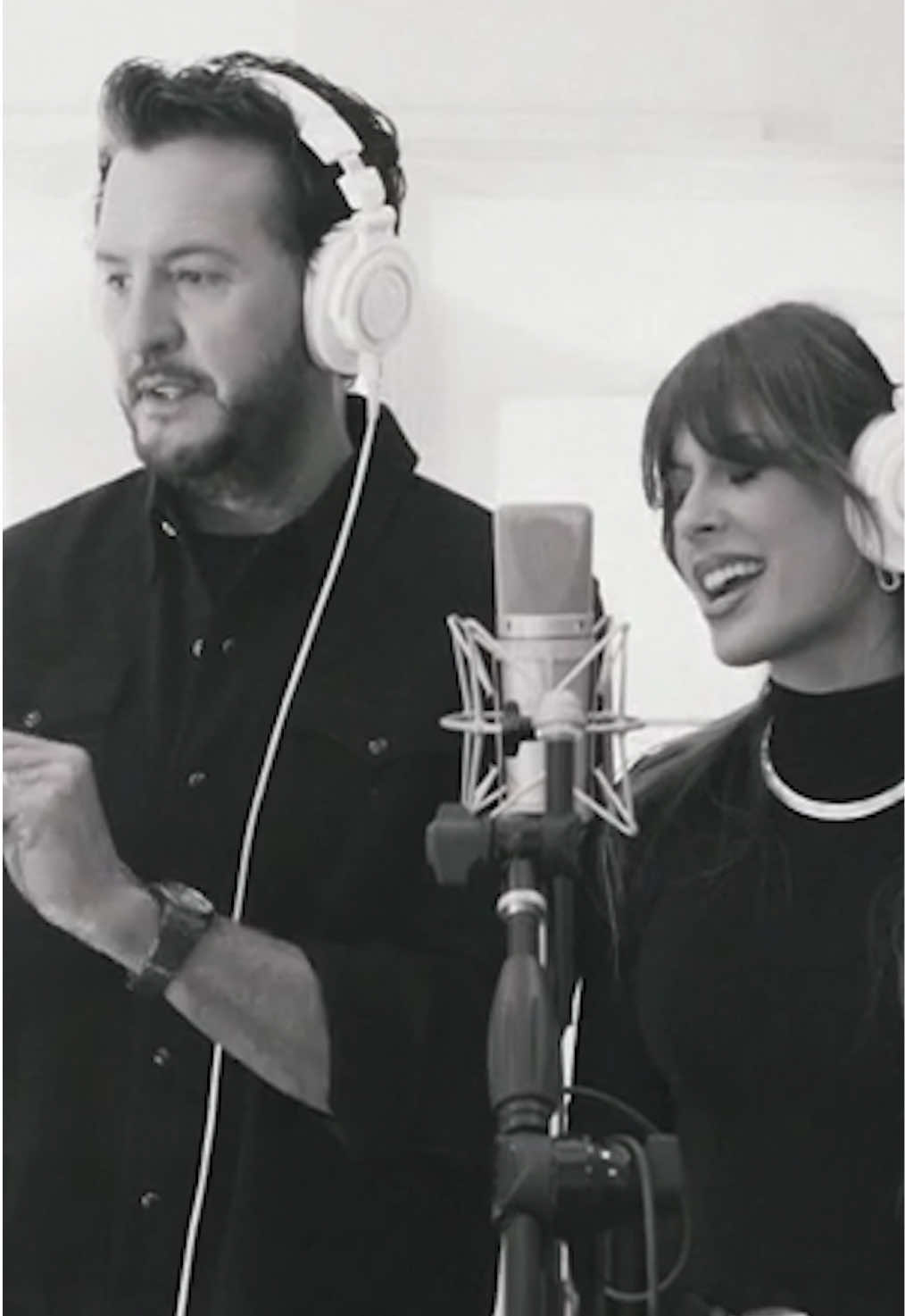 ‘Tis the season. “Winter Wonderland” with @Ella Langley is out now! #NewMusic #Christmas 