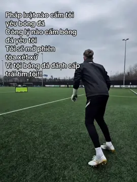 Pháp luật nào cấm tôi  yêu bóng đá  Công lý nào cấm bóng  đá yêu tôi Tôi sẽ mở phiên  tòa xét xử  Vì tội bóng đá đánh cấp  trái tim tôi!! #xuhuongtiktok #lovefootball #dammebongda #football #capbongda 