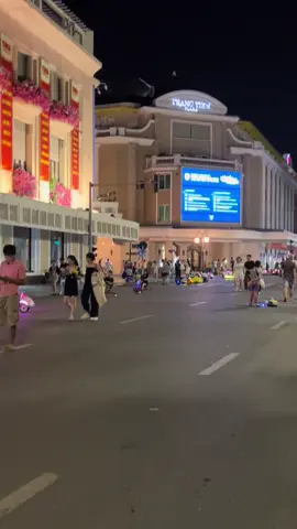 Tháng 11 rồi A có nhớ em không? Cùng bước bên A con đường quen, Hà Nội ơi nơi ấy cho E tìm về🌺 🍀🍀🍀🍀 #thang11trogio  #motchuttamtrang  #demhanoi  #langthangđườngphố 