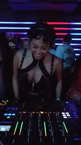 Genuinely love all the love and support ❤️ Vele Uyena is yours, playing it live in a city near you asappp 👀 S/o the dream team for the 100th time @Jazzwrld @thukuthela_szn @Shining Star @Solaariss  #veleuyena #satiktok🇿🇦 #skylatylaa #3step @SkylaTylaaLive #skylatylaatour 