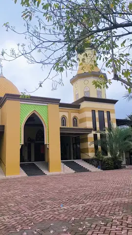 Setiap Jumat, Masjid Besar Al-Hilal berbagi makan siang untuk jamaah selepas salat Jumat. Program Jumat Berkah ini sudah berjalan bertahun-tahun, dari infak ikhlas jamaah, untuk kenyamanan bersama. Sedikit dari kita… jadi keberkahan untuk banyak orang.