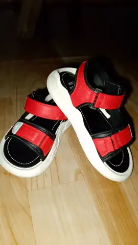 ganda nitoooo madumi na yung ilalim kasi gamit na gamit nato ng toddler ko lalo kapag aalis kami at maganda din to pang gift sa anak niyo, inaanak, pamangkin kaya try niyo na din🫶 #kidsfootwear #kidssandals #kidsstyle #recommended #fyp 