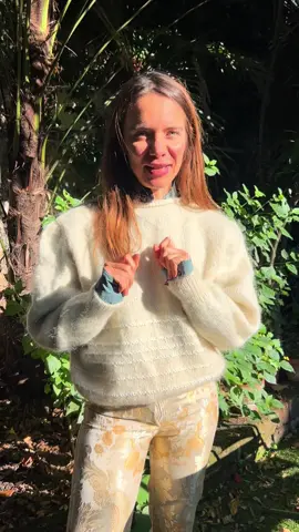 In inglese la parola “head” non indica solo la testa di una persona: viene usata anche per descrivere la parte superiore o frontale di molti oggetti. Per questo la risposta al riddle non è un essere vivente, ma qualcosa che ha una “testa” solo come nome, non come corpo reale. Ecco alcuni esempi: Coin (moneta): ha un lato chiamato “head”, quello con il volto, ma ovviamente non ha un cervello. Nail (chiodo): la parte piatta si chiama “head”, ma non è una testa vera. Hammer (martello): anche la parte pesante si chiama “head”. Lettuce/Salad (lattuga/insalata): si parla di “head of lettuce”, cioè una “testa di lattuga”. Il trucco del riddle sta proprio nel giocare sul doppio significato di “head”: non la testa biologica, ma la parte anteriore o superiore di un oggetto. #indovinello #riddle #inglese #giochidiparole #domande 