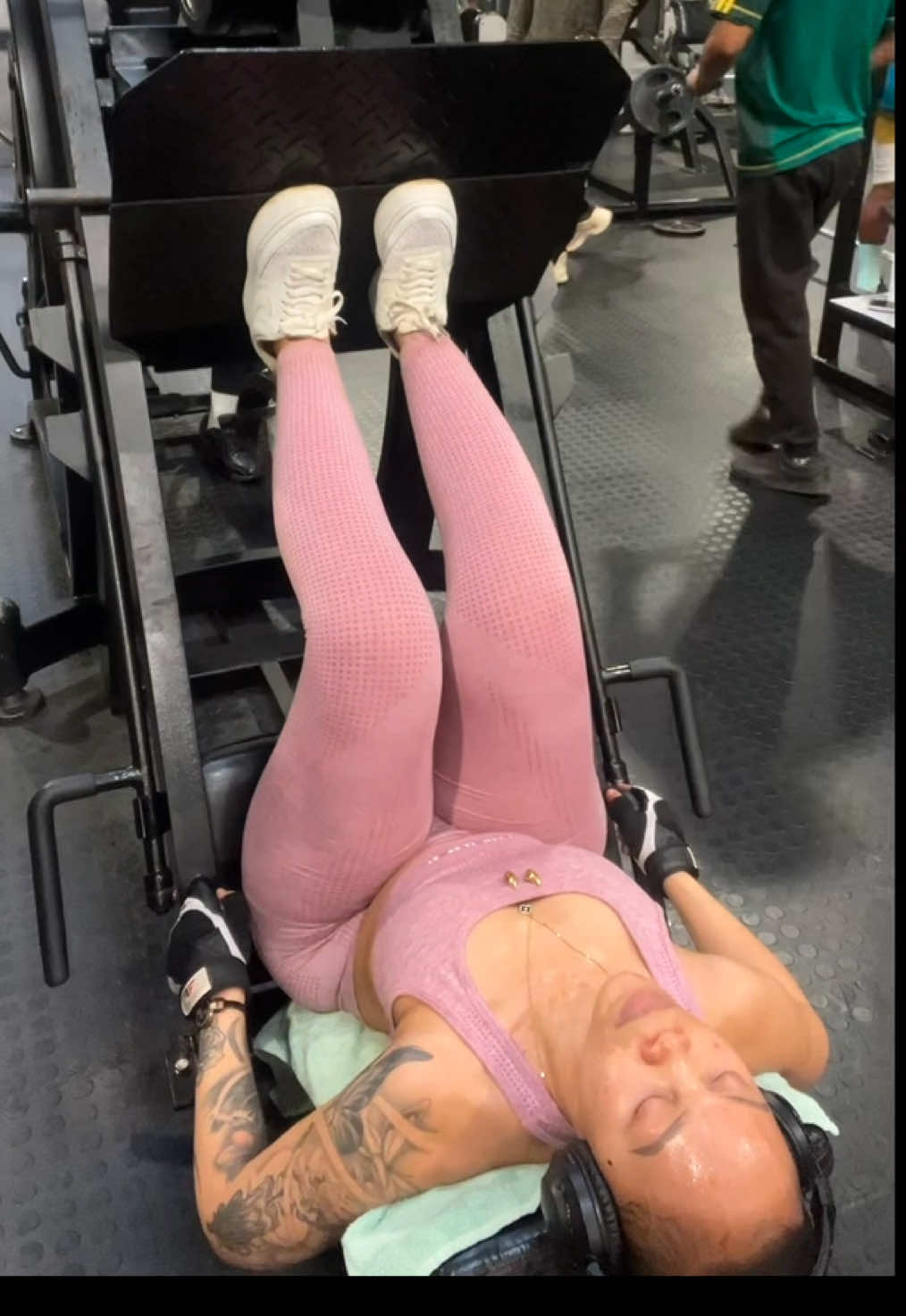 Let’s train legs together #Fitness #fyppppppppppppppppppppppp #slimthick #OOTD #gymrat 