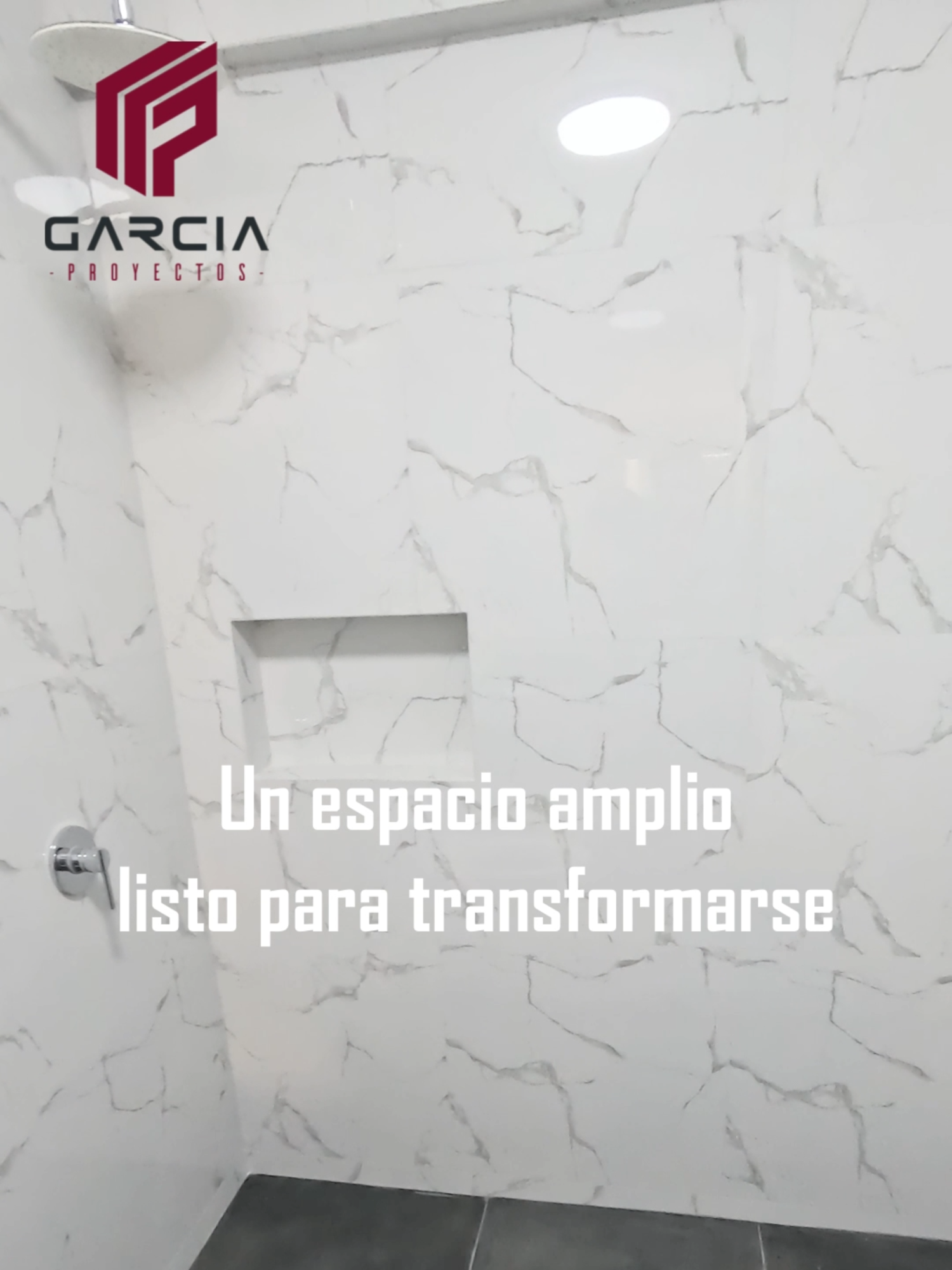 🚿🖤 Puerta de ducha batiente en acabado Black para espacios amplios ✨ Ideal para renovar baños grandes con un toque sofisticado. 📞 Cotiza ahora al 925 617 627 y transforma tu baño con vidrio templado de alta calidad. #PuertasDeDucha #BañosModernos #BlackStyle #VidrioTemplado #DiseñoDeBaños #PuertasDeVidrio #HogarConEstilo #DecoraciónDeBaños #HomeDesign #Vidriería