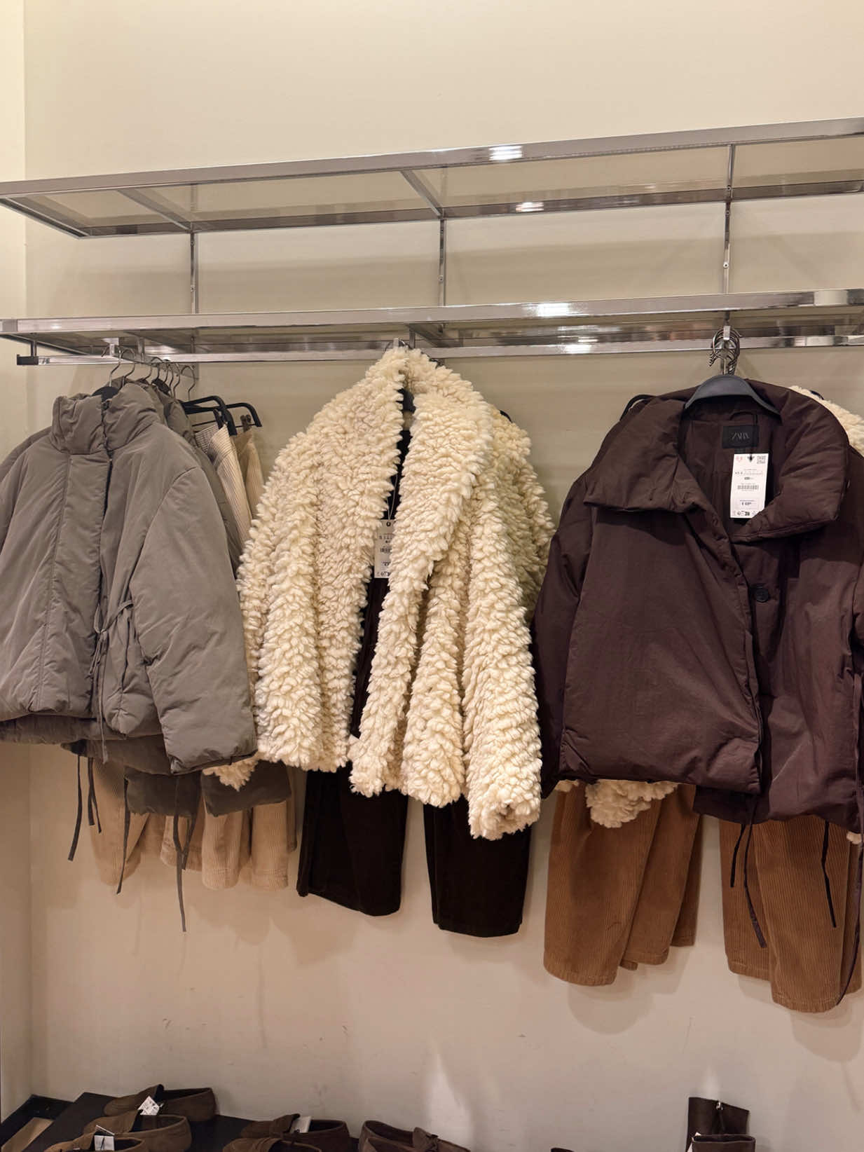 Liebe doch die Schleife an der Seite 🥹🎀❄️☃️ #zara #winterjackets #winter #brown #shopping