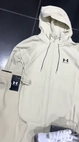 Ensemble Under armour Beige  Asics 1130 Silver and White  Disponible en boutique  36 Rue Saint-Denis  Châtelet Les Halles Prix et taille en privé  #foryou #pourtoi #chatelet #underarmour #fyp   