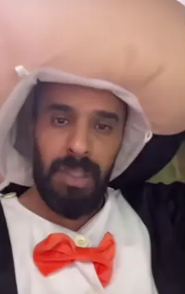 ولا واحدُ صاحي واحد يقول ميكي موسئ😂😂واسمه ميكي ماوس       والثاني خضران. يقول مياو والي معه ارنب😂😂😂😂