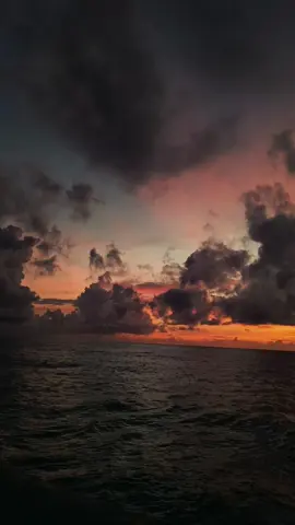 Untuk apa mengarungi samudra, jika hanya dijadikan pelampiasan rasa kecewa. 🌅 #pelaut #pelautindonesia #pelautpunyacerita #fyp #xyzabc 