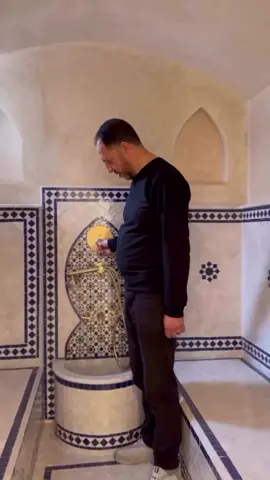 حين يتحوّل الفراغ إلى تجربة… من مجرد مساحة مهملة إلى حمّام تقليدي مغربي ينبض بأصالة التفاصيل وروح التراث. ✨🕌 ____________________ ________________ 📞:0663090517 . . . . . . #تصميم_داخلي #ديكور_مغربي #حمام_مغربي #تحويل_المساحات #ديكور_تقليدي     