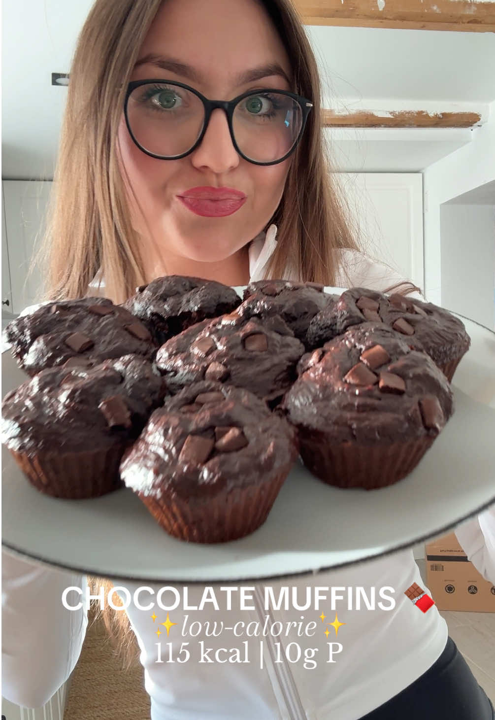 Daca vrei sa slabesti, dar totusi sa te bucuri de briose mega ciocolatoase, pufoase si aerate… reteta asta o sa devina obsesia ta. Sunt proteice, super gustoase si au doar 115 kcal pe briosa. Perfecte pe deficit sau cand iti e pofta de ceva dulce fara remuscari 🤍 Eu am folosit proteina “Cookies & Cream” de la MyProtein, pe care o folosesc de ani de zile in deserturi pentru ca se amesteca genial si nu lasa gust artificial. Daca vrei si tu s-o incerci, codul meu ELISA iti ofera mereu minim 37% reducere la comanda ✨ 🍫 INGREDIENTE (9 briose) 2 oua 120 g lapte de cocos (sau lapte la alegere) 200 g iaurt grecesc 2% 1/2 capacel indulcitor 0 kcal 2 cupe proteina @myprotein “Cookies & Cream” 30 g cacao neagra 80 g faina de ovaz (sau ovaz rasnit) 1 lingurita praf de copt Bucatele de ciocolata dark (optional, dar recomandat) 👩‍🍳 MOD DE PREPARARE (pas cu pas) 1.Sparge 2 oua intr-un bol mare. 2.Adauga 120 g lapte de cocos si 200 g iaurt grecesc si amesteca pana se omogenizeaza perfect. 3.Toarna 1/2 capacel de indulcitor 0 kcal + 2 cupe de proteina (Cookies & Cream) si amesteca din nou. 4.Cerneti peste compozitie 30 g cacao + 1 lingurita praf de copt. 5.Adauga 80 g faina de ovaz si amesteca pana obtii o textura densa, dar usor curgatoare. Daca e prea groasa, pune 1–2 linguri de lapte. 6.Incorporeaza bucatelele de ciocolata. 7.Imparte compozitia in 9 forme de briose. 8.Coace 15–17 minute la 180°C, pana trece testul scobitorii. 🔥 MACRONUTRIENTI (per briosa – 9 bucati totale) Calorii: 115 kcal Proteine: 10 g Carbohidrati: 12 g Grasimi: 3 g #creatorsearchinsights #myprotein #highprotein #muffins #lowcaloriedessert 