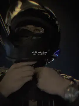 #CapCut Cuối cùng, cái lạnh mà người ta mong chờ cũng đã trở về... Lòng người vốn dĩ vẫn tham lam là vậy. Người ta mong mùa đông về thật nhanh, để cảm nhận cái lạnh, cái rét của những ngày cuối năm. Rồi lại than thở rằng, giá mà lạnh thôi đừng mưa nhỉ, giá mà lạnh thôi, đừng hanh khô đến thế.  Nhưng người ta không chịu thấu hiểu rằng, vạn vật trên đời, đều có cái giá phải đánh đổi! Có ai trải qua một cuộc tình, mà không nhận lấy nhiều khổ đau. Có ai trưởng thành trong ý chí, mà không đôi ba lần gục ngã trong tâm hồn.  Chẳng ai tồn tại ở cõi nhân gian này, mà hoàn hảo tròn vẹn. Có chăng, cũng chỉ là mơ ước... Vậy nên, việc của chúng ta chỉ là tận hưởng mùa đông. Còn cái lạnh mùa đông thế nào, vốn đã có an bài của trời đất.. Thời tiết hôm nay trời trở lạnh, đã có ai nhắc em mặc áo ấm hay chưa...? #bikerboy #nightride #overthinking #foryou 