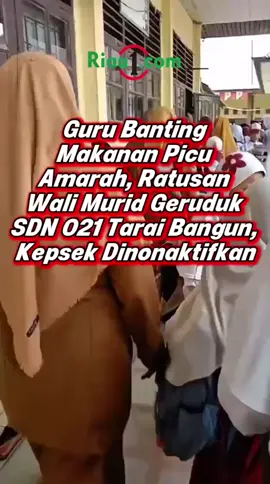 seorang guru Sekolah Dasar Negeri (SDN) 021 Tarai Bangun, Tambang, Kabupaten Kampar, yang viral di media sosial karena membanting makanan memicu gelombang protes dari wali murid. Ratusan wali murid mendatangi sekolah tersebut pada Rabu (12/11/2025) untuk menyampaikan sejumlah tuntutan.  Insiden yang memicu demonstrasi ini diketahui terjadi setelah oknum guru berinisial YO tersebut tersulut emosi, diduga karena permintaan rekan kerjanya agar nasi bantuan dibagikan di dalam kelas, mengingat para siswa harus antre di bawah terik matahari. Aksi demonstrasi yang melibatkan sekitar 100 wali murid ini berlangsung tertib dan damai berkat pengamanan dan mediasi cepat dari pihak kepolisian. Kapolres Kampar memastikan demonstrasi berjalan aman dan damai tanpa aksi anarkis.  Pertemuan fasilitasi antara wali murid dan dinas pendidikan Para wali murid mengajukan 14 tuntutan kepada Dinas Pendidikan, yang tidak hanya berfokus pada insiden pembantingan makanan, tetapi juga menyangkut berbagai isu di lingkungan sekolah. Selian itu meminta pencopotan atau pemindahan oknum guru berinisial RE karena sikap arogan dan kata-kata kotor yang kurang terkontrol terhadap siswa. Tuntutan para wali murid segera direspons oleh perwakilan Dinas Pendidikan Kabupaten Kampar, dala pertemuan tersebut, diputuskan bahwa, Kepala Sekolah SDN 021 Tarai Bangun dinonaktifkan dari jabatannya. Demikian laporan Riau1.com hari ini! #mbg #prabowo #taraibangun #kepsek #guru 