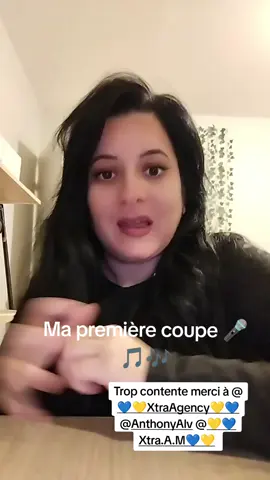 Je suis tellement contente  Ma première coupe est arrivé 🎶🎵🎤🏆 #chant #prtoi #tik_tok #karaoke #concours 