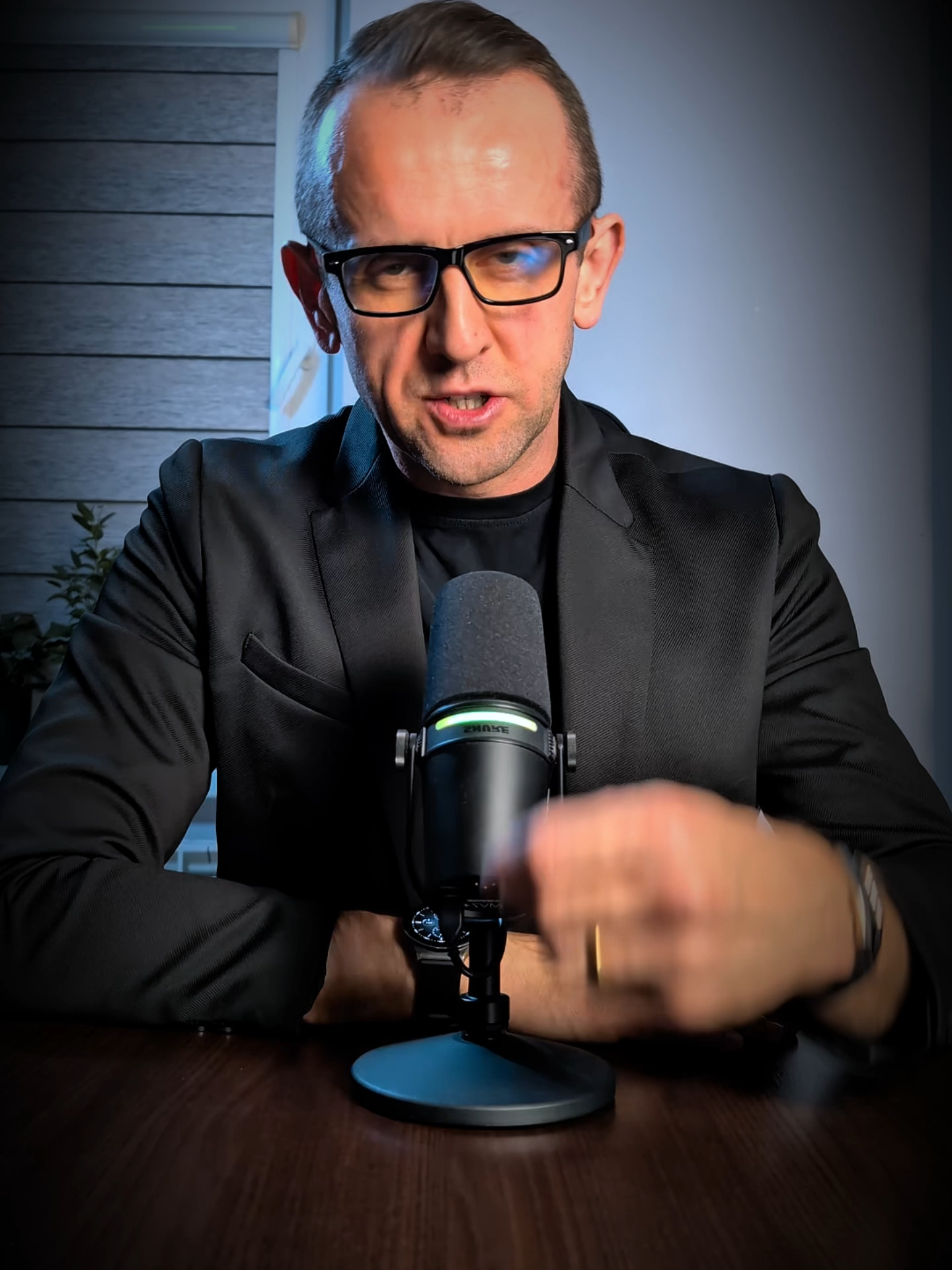 Alkohol Rozbraja Twoją Siłę Krok Po Kroku 🍺 Alkohol nie daje Ci ulgi – tylko złudzenie, które systematycznie rozmontowuje Twoją siłę, jasność myślenia i testosteron.   Psychika,  Dopamina,  Testosteron – wszystko dostaje w kość, a Ty nawet tego nie zauważasz.   #BezwzględnaMotywacja #ResetŻycia #AlkoholToPułapka #SiłaBezAlkoholu #DyscyplinaZamiastUcieczki