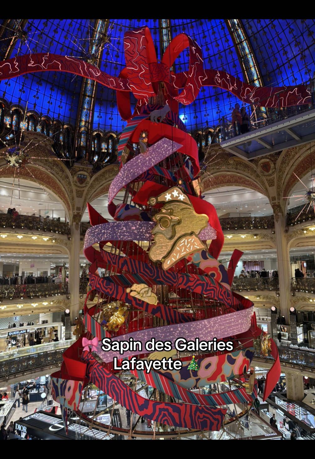 ITSSSSSSS TIMEEEEEEE🎄🎅🏻🎁 Le grand sapin des Galeries Lafayette Haussman est enfin dévoilé  😍 Il est orné des illustrations de Jeanne Detallante et emballé par de somptueux rubans 🎀 📍Galeries Lafayette  40 Bd Haussmann Paris 📆 jusqu’au 31 décembre 2025 #parischristmas #noelaparis #galerieslafayette #paris #sapin @GaleriesLafayette 