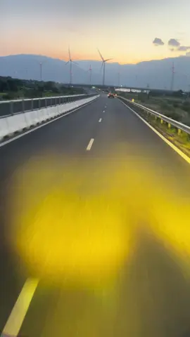 Sinh ra vốn chẳng có tài đến khi khôn lớn miệt mài kiếm cơm! 3 đồng đổi lấy gạo thơm 1 đồng nước mắm cá cơm chộn cùng ! Dẫu đang gian khó chập chùng vẫn nuôi ý chí vẫy vùng biển khơi !#khoanguyễn65 #cầntho65 #khoasiper65 #taixedeptrai🥰🥰 