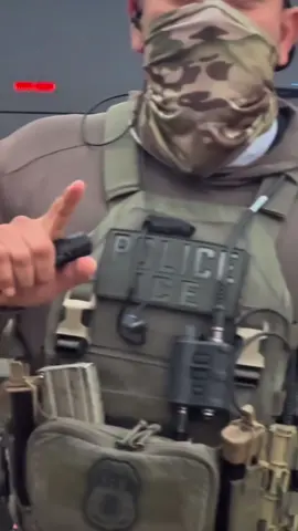 En una redada de inmigración en Oregon, un agente de ICE latino fue confrontado por el influencer Santiago Espinoza, quien le habló en español y con mucha determinación. ¿Qué opinas? #redadas #cazarecompensas #DHS #ICE #iceagents 