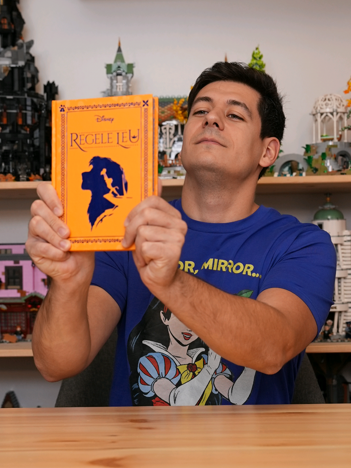Regele Leu - Nr. 4 din Colecția Disney Romane de Neuitat - Ediția de Lux! 🦁 @Editura Litera  Naaaaaaaa țâveniaaaaa, tababi tubaiaa... sau... parcă așa era?  În fine! A apărut de câteva zile, dar eu abia astăzi apucai să-l cumpăr! 😂 Apropo! Numerele apar lunea, o dată la două săptămâni, iar începând cu nr. 12, o să apară săptămânal! 🤩 Voi ce spuneți de acest număr? Găsiți clipul complet, 4k, 16:9, pe canalul meu de Youtube! ❤️ #RaftulLuiOctav #Cărți #Disney  #RomaneDeNeuitat #LionKing 