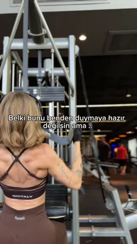 Kendi kilonu lat pulldown’dan çekemiyorsan barfiks çekememen çok normal. Pulldown’da makine seni destekliyor, vücudun sabit ve hareket kontrollü oysa barfiks  tamamen serbest,tüm yük kaslarına geliyor. Core, tutuşun ve omuz kontrolün hepsi birlikte çalışmak zorunda.Pulldown’da çoğu yük makine tarafından taşınıyor. Yani güç ve mekanik avantajlar farklı o yüzden barfiks doğal olarak daha zor. #barfiks #latpulldown #spormotivasyon  #sırtantrenmanı #sporbilgisi
